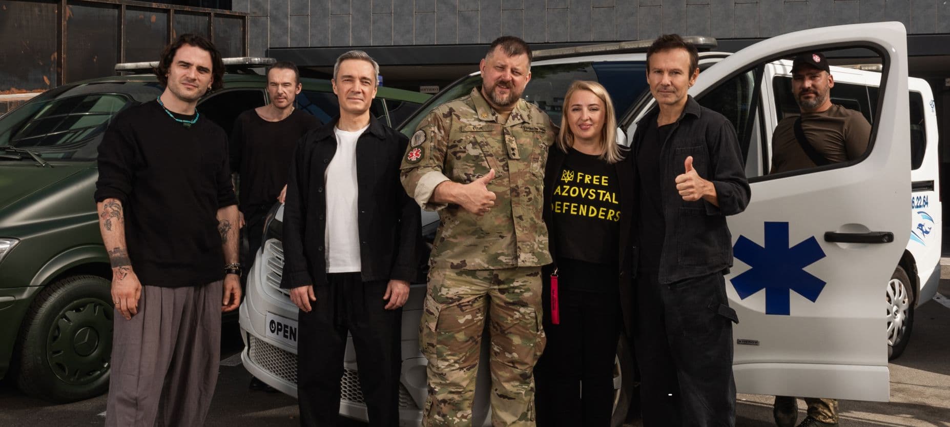 "Потреба у швидких — постійна". Океан Ельзи та SoftServe передали перший автомобіль швидкої допомоги на фронт